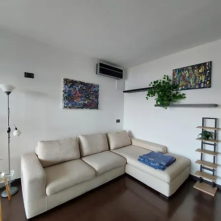 Panoramic Lake Apartment *